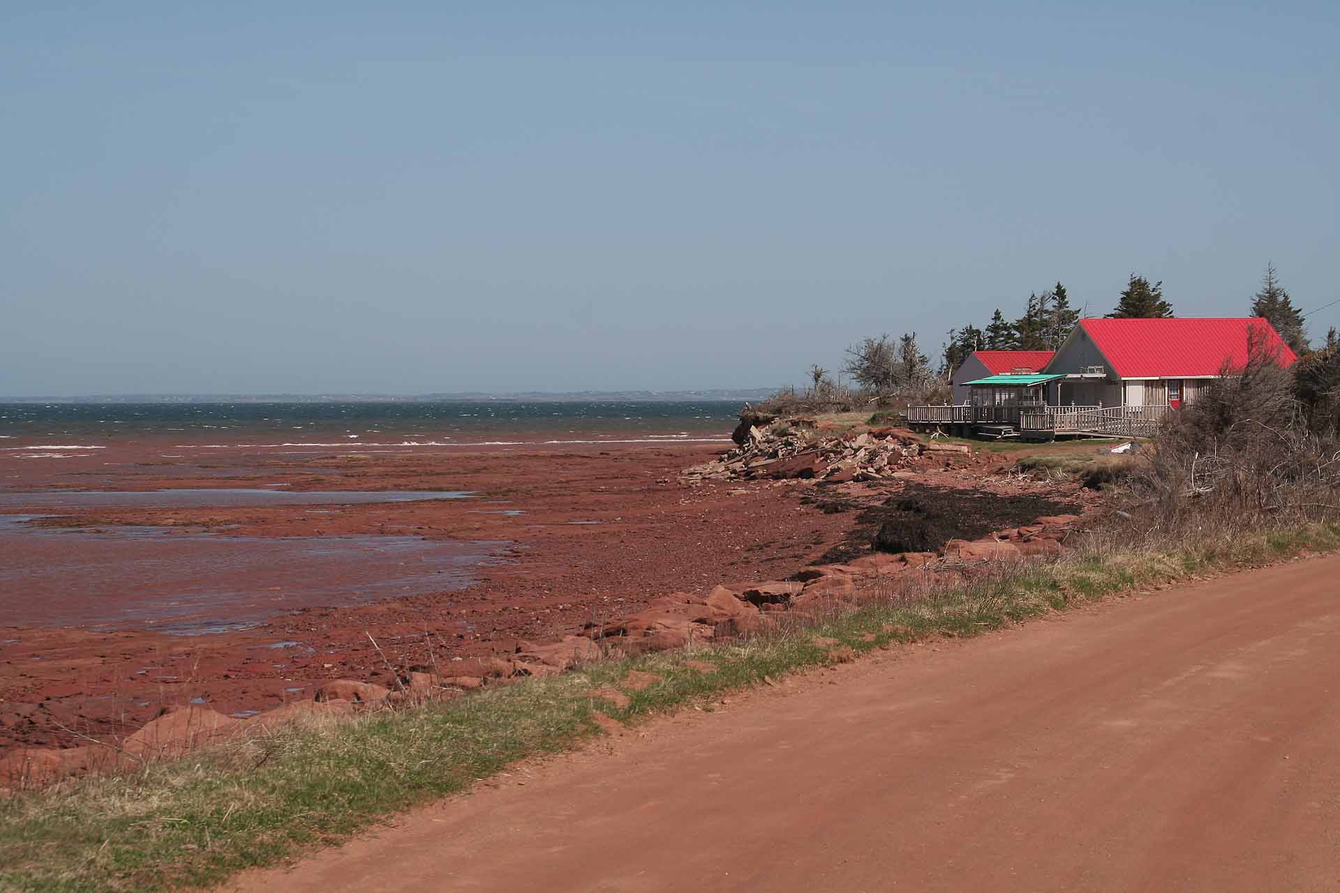 Prince Edward Island, Kanada -Eisenoxide sind für die rote Farbe des Sandes verantwortlich