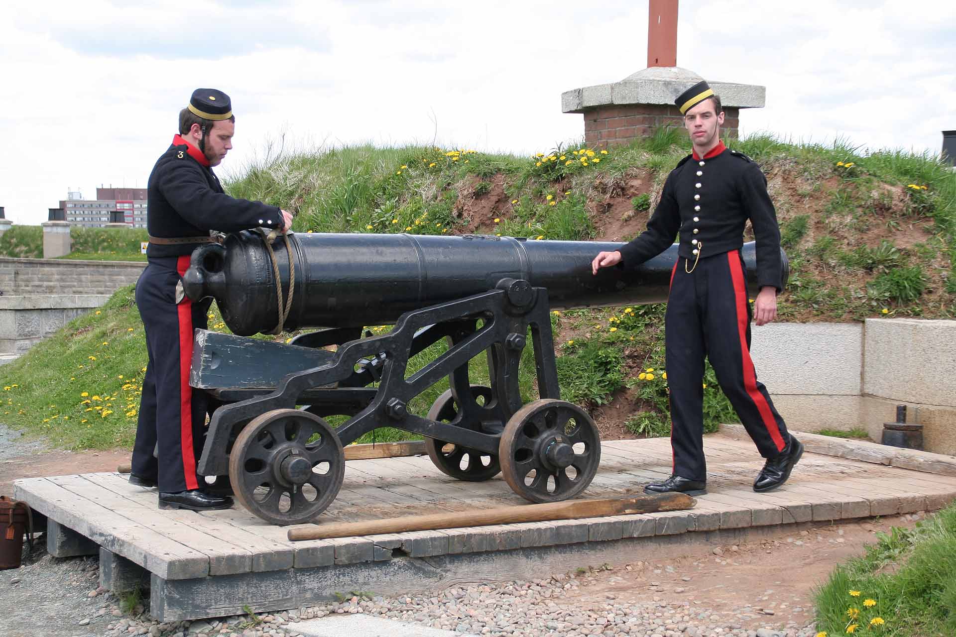 Halifax, Nova Scotia - Um 12 Uhr wird eine Kanone abgeschossen