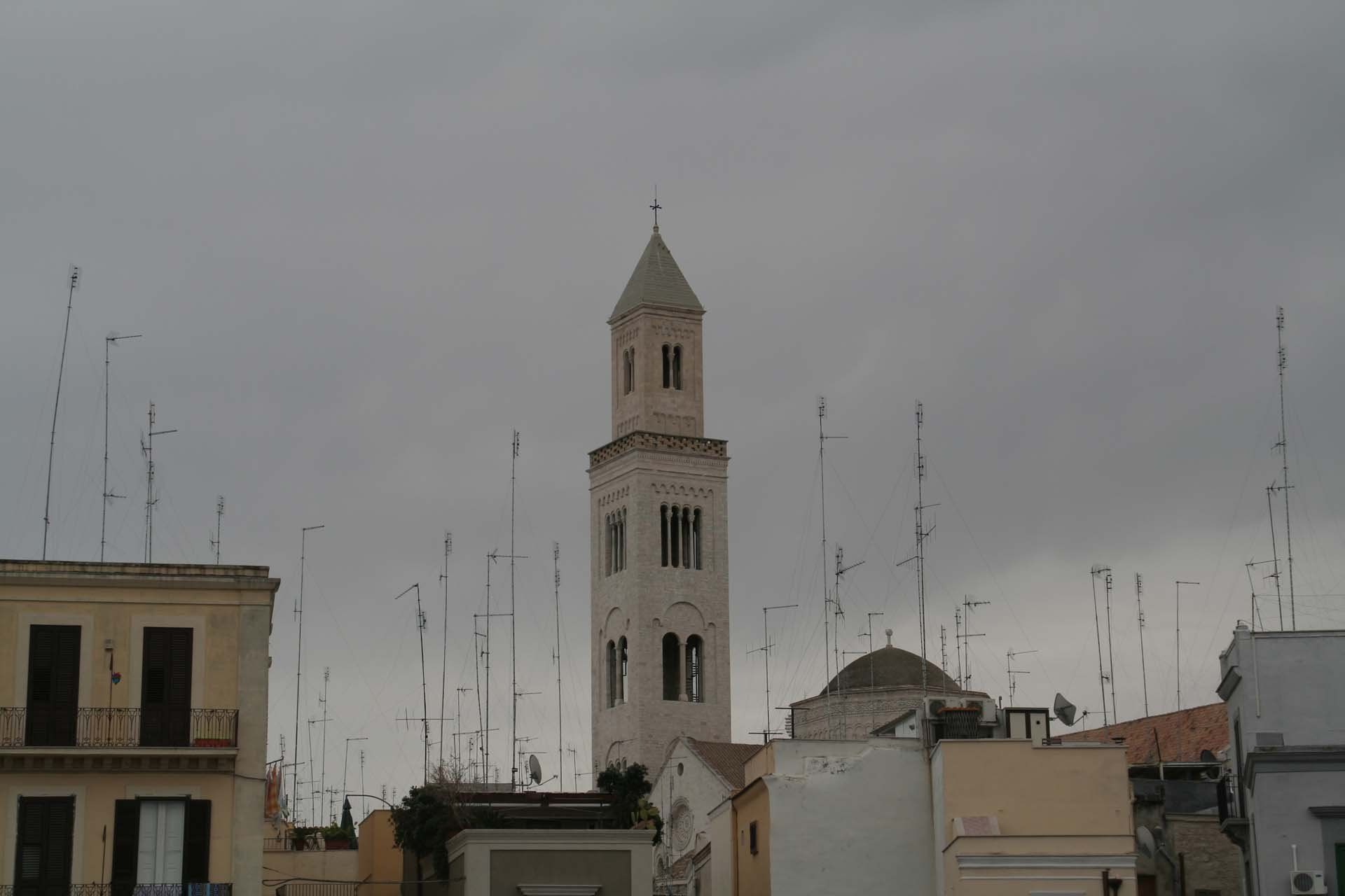 Antennenwald über den Dächern von Bari