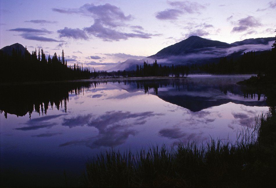 Nachts um 22.30 Uhr an einem See im Yukon Territorium Nachts um 22.30 Uhr an einem See im Yukon Territorium
