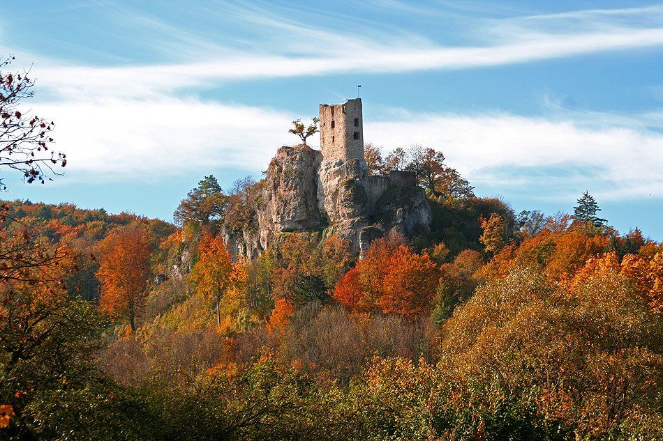 Die Ruine Neideck hoch über dem Wiesenttal - Ansicht von der B 470