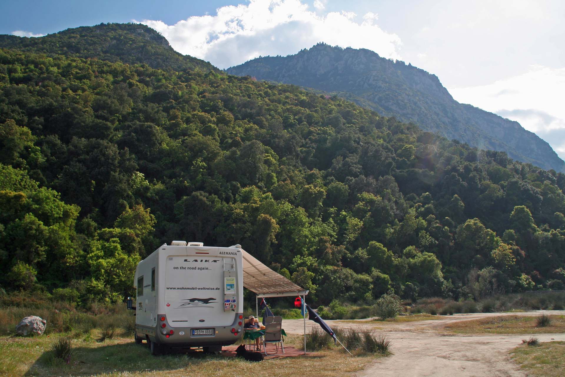 Wilder Campingplatz an einer heißen Quelle