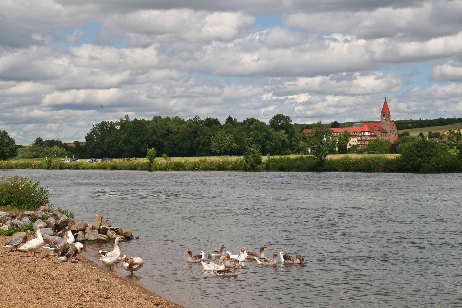 Blick über den Main auf Kloster St. Ludwig