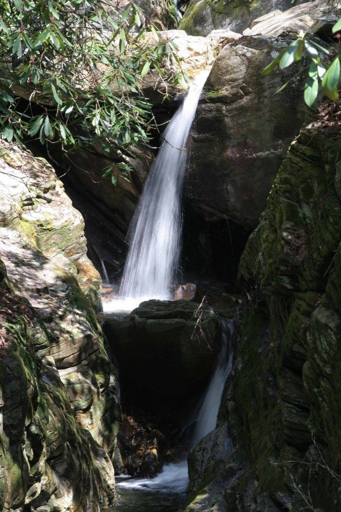 Die Dogger Creek Falls am Blue Ridge Parkway