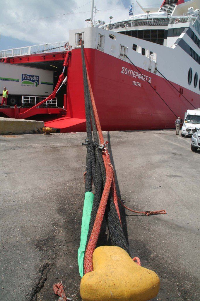 Fähre im Hafen von Patras
