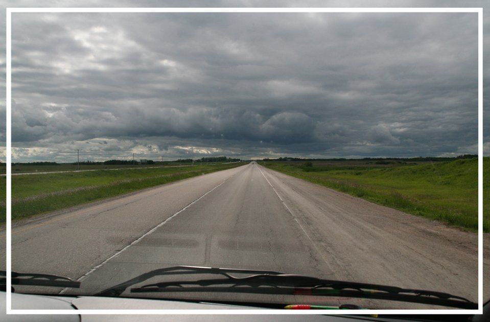 Endlose Highways im flachen Saskatchewan Endlose Highways im flachen Saskatchewan