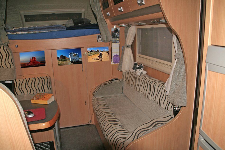 Der hohe Alkoven und die bequeme Sitzecke im Laika. Die Zwischentür ließen wir vom Schreiner einbauen. Sie schützt vor Kälte, Hitze und vor Langfingern. Der hohe Alkoven und die bequeme Sitzecke im Laika. Die Zwischentür ließen wir vom Schreiner einbauen. Sie schützt vor Kälte, Hitze und vor Langfingern.