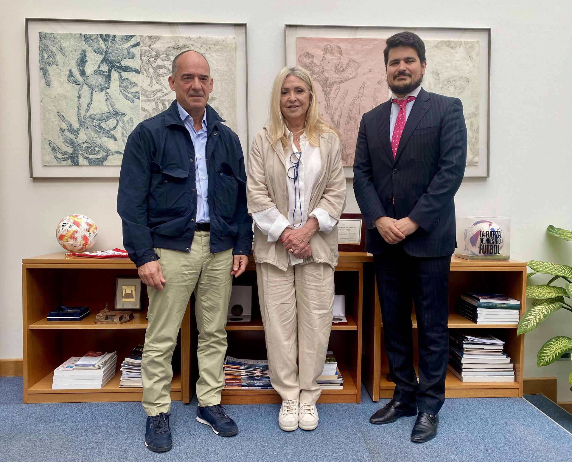 Reunión con la Embajada de España en Budapest
Desde la Fundación Ager queremos expresar nuestro agradecimiento a la Embajada de España en Budapest por la cálida acogida y la sensibilidad con la que fuimos recibidos durante nuestra visita.
