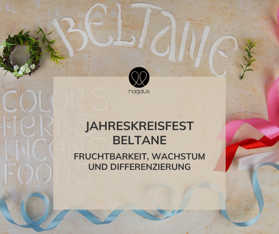 Ein grüner Blumenkranz und bunten Bändern und dem Text: Jahreskreisfest Beltane