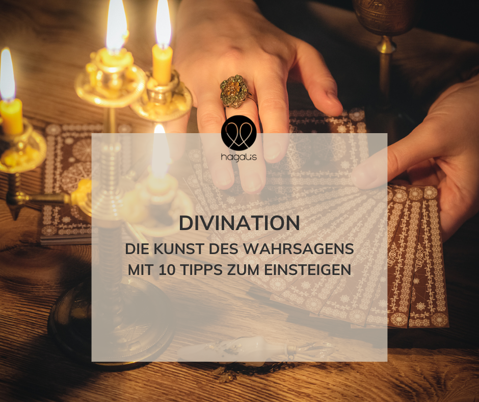 Ausgebreitete Tarotkarten auf einem Tisch und die Hände einer Frau, die mit den Karten diviniert.