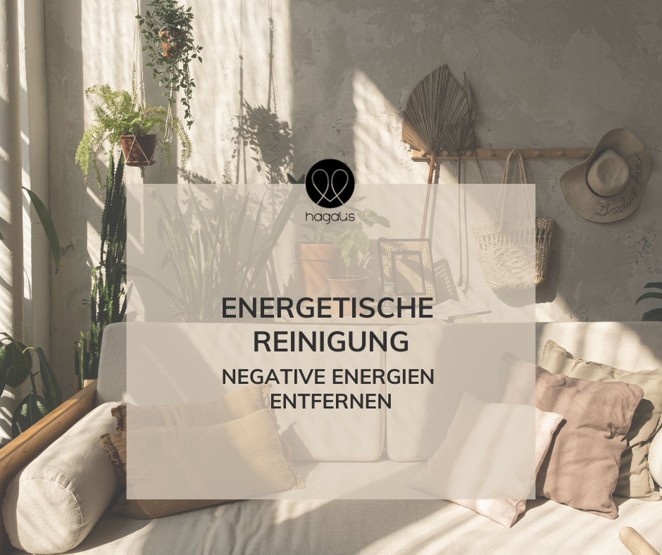 Raum mit Sofa, Pflanzen und Text: energetische Reinigung