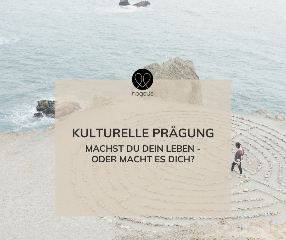 Mensch, der durch ein Labyrinth geht.