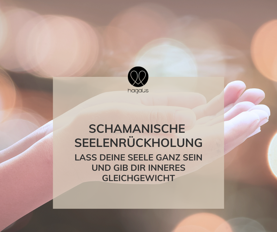 Hände die ein Licht halten und der Text: Schamanische Seeelenrückholung