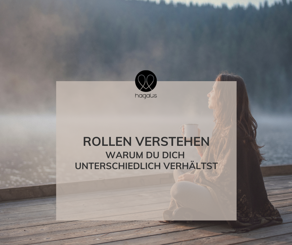Frau sitzt nachdenklich am Seeufer und nimmt ihre unterschiedlichen Rollen im Leben bewusst wahr.