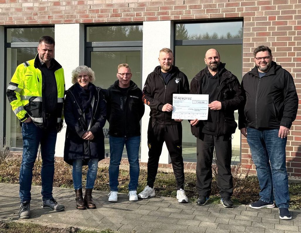 Das Team der A321 Tür- und Torrahmen-Centers spendet 400 Euro