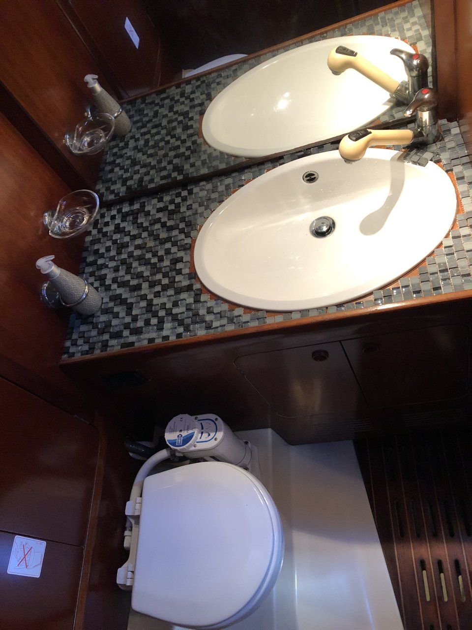 An Bord gibt es WC und Dusche