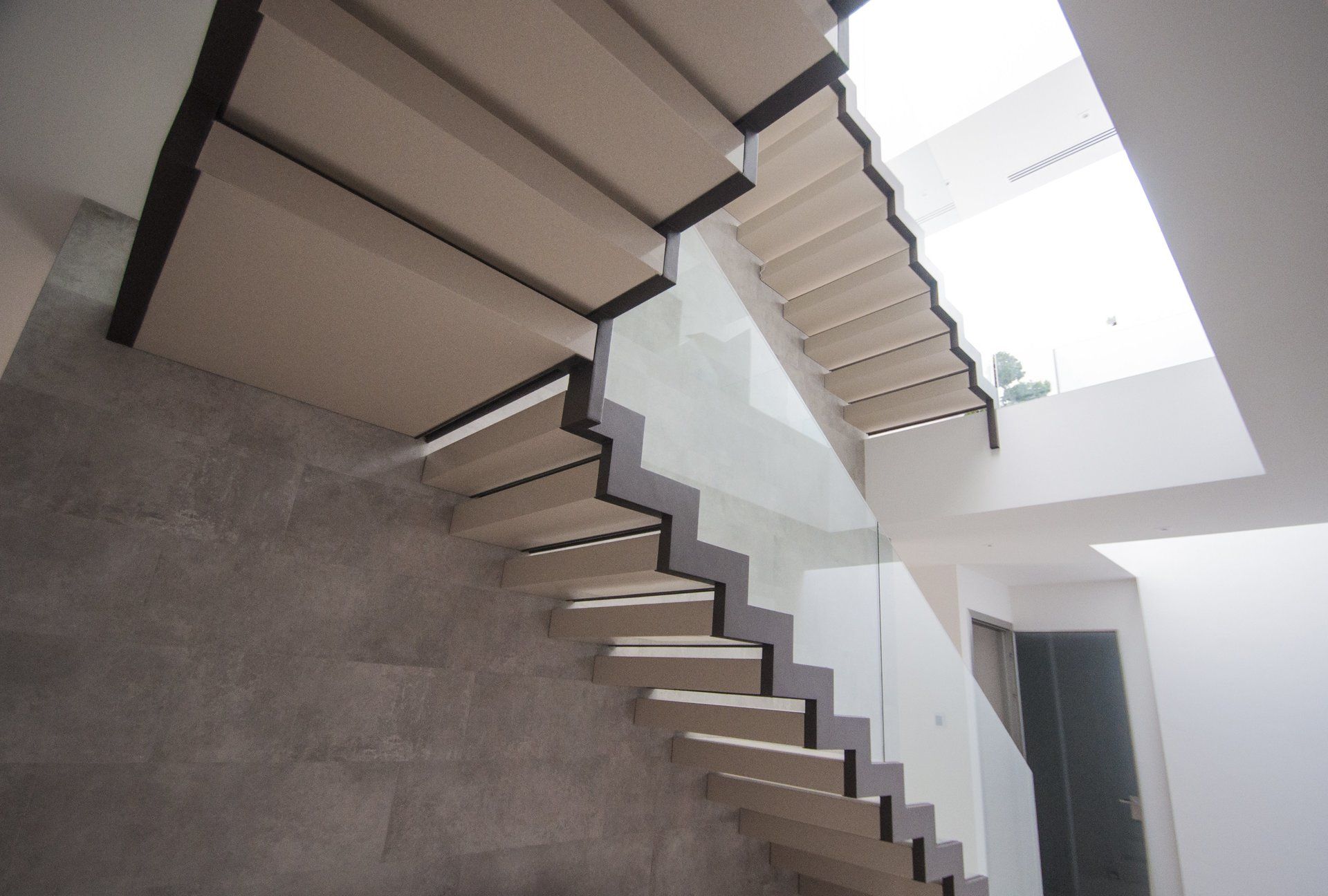Escaleras de diseño en vivienda unifamiliar moderna en Almeria. Arquitectura moderna en Almeria. Interiorismo Almeria.
