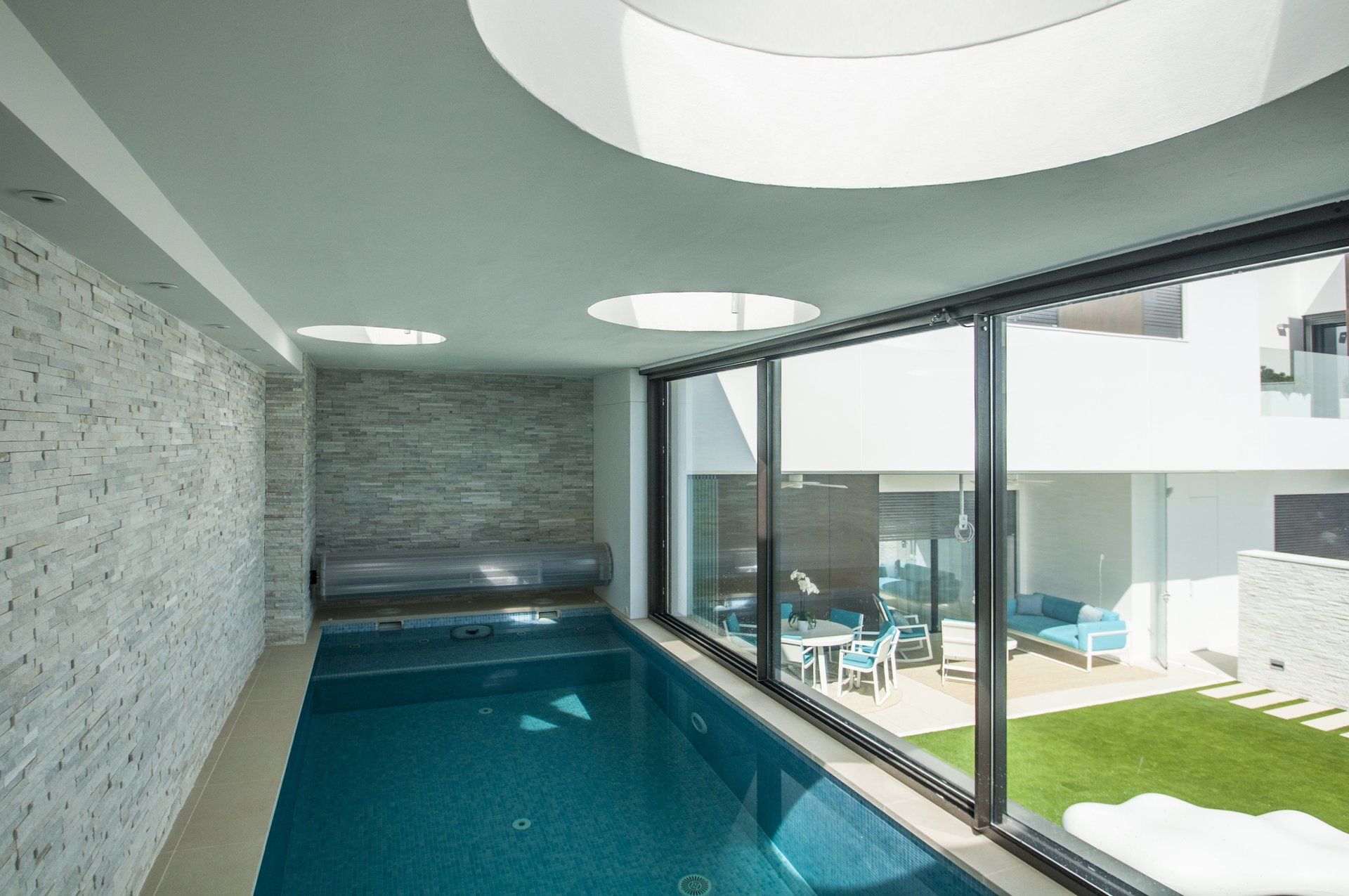 Piscinas climatizadas de diseño en vivienda unifamiliar moderna en Almeria. Arquitectura moderna en Almeria. Interiorismo Almeria.