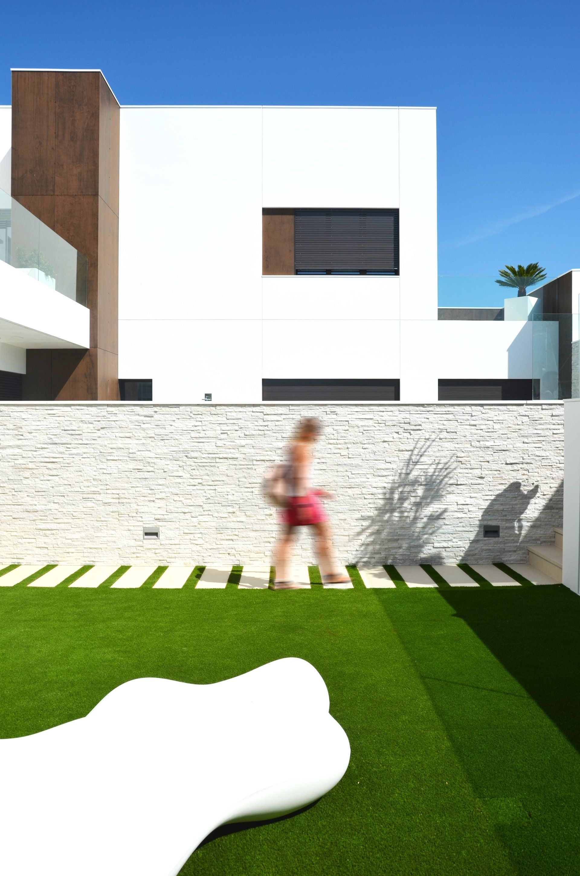 Jardín de diseño en vivienda unifamiliar moderna en Almeria. Arquitectura moderna en Almeria. Interiorismo Almeria.