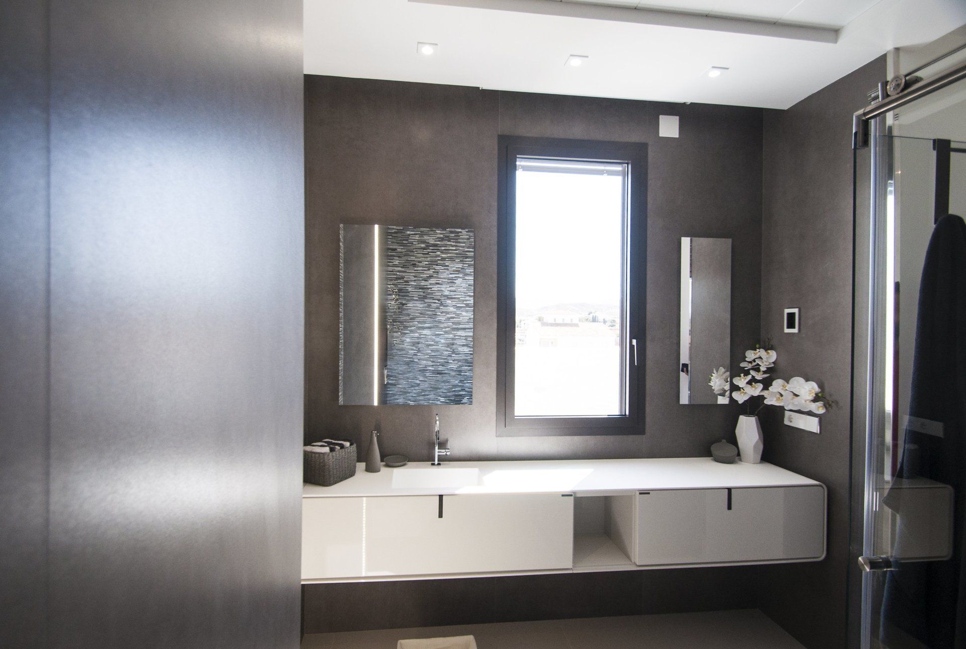 Baño de diseño en vivienda unifamiliar moderna en Almeria. Arquitectura moderna en Almeria. Interiorismo Almeria.