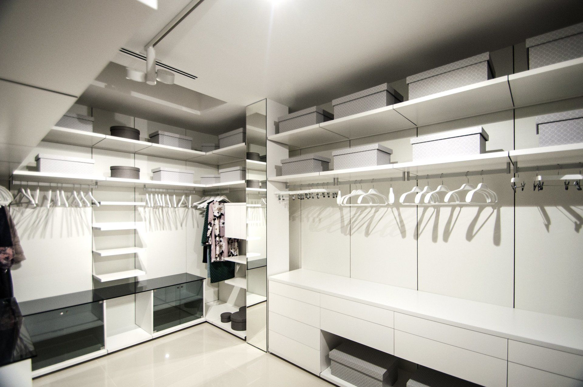 Vestidor de diseño en vivienda unifamiliar moderna en Almeria. Arquitectura moderna en Almeria. Interiorismo Almeria.