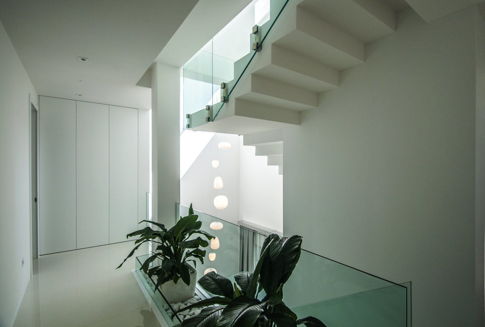 Escalera en vivienda unifamiliar moderna en Almeria. Arquitectura moderna en Almeria. Interiorismo Almeria.