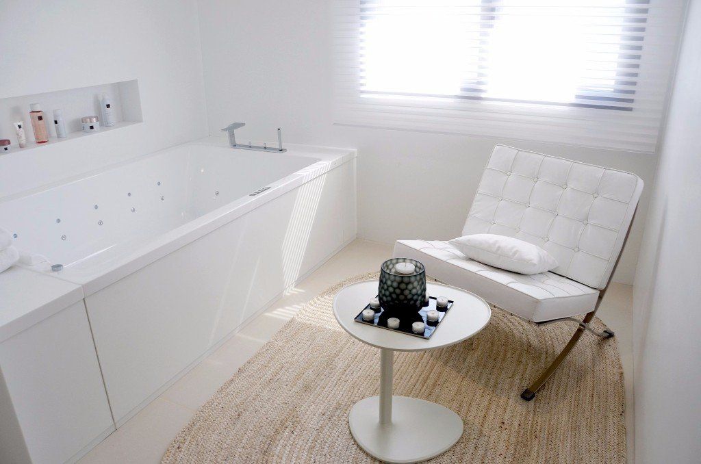 Baños de diseño en vivienda unifamiliar moderna en Almeria. Arquitectura moderna en Almeria. Interiorismo Almeria.