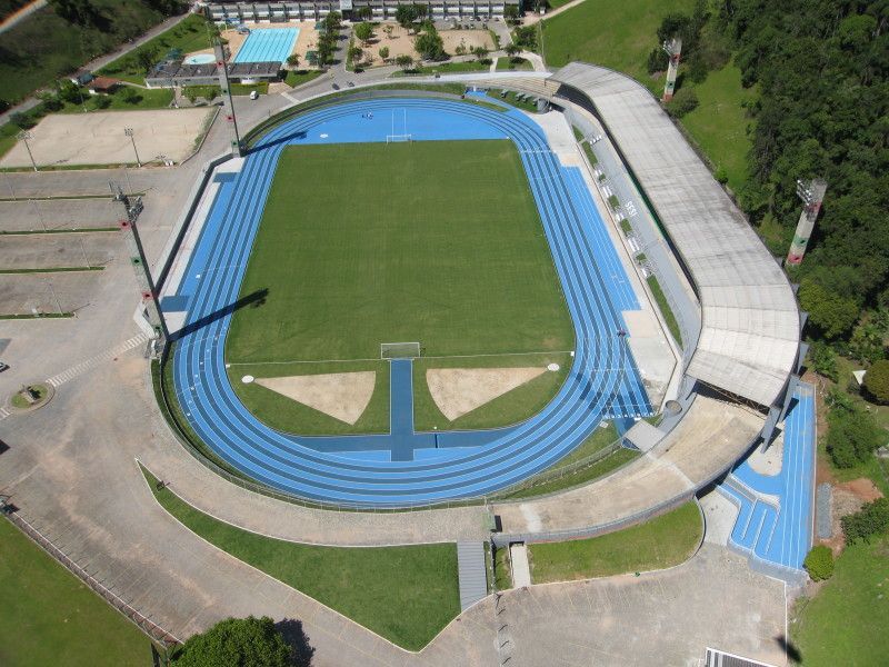 Stadion im Freien mit Laufbahn