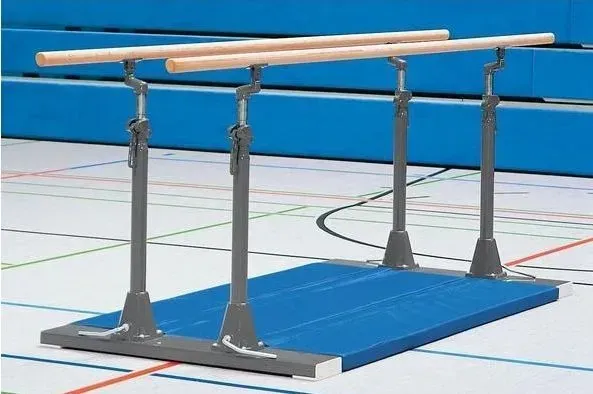 Stufenbarren mit Fahreinrichtung in einer Sporthalle