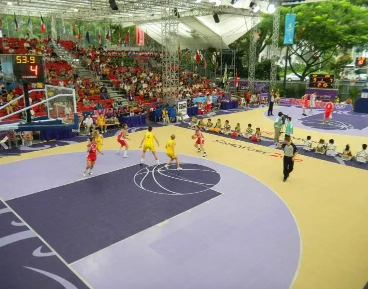 Basketballspiel auf einem SAM-Sportcourt