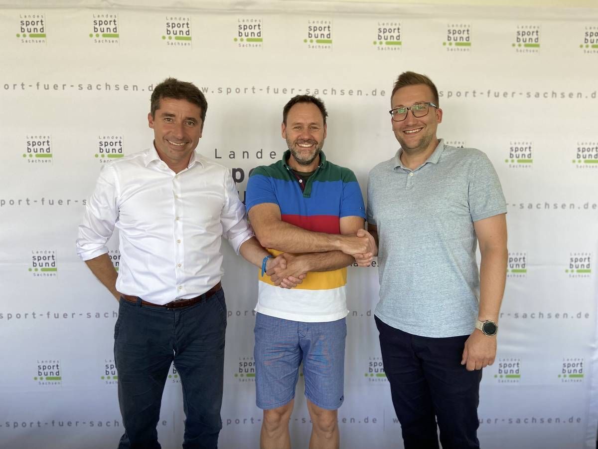 Unser Geschäftsführer Sascha Albiez bei der Vertragsverlängerung mit unserem Partner des LSB Sachsen