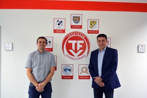 Unser Geschäftsführer Sascha Albiez bei der Vertragsverlängerung mit unserem Partner des Thüringer Fußballverband