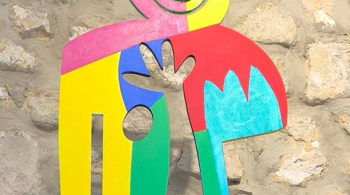 gros plan sur sculpture colorée