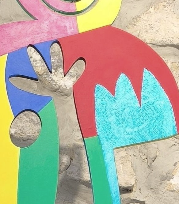 Gros plan sculptures acier Totem -artiste lili come