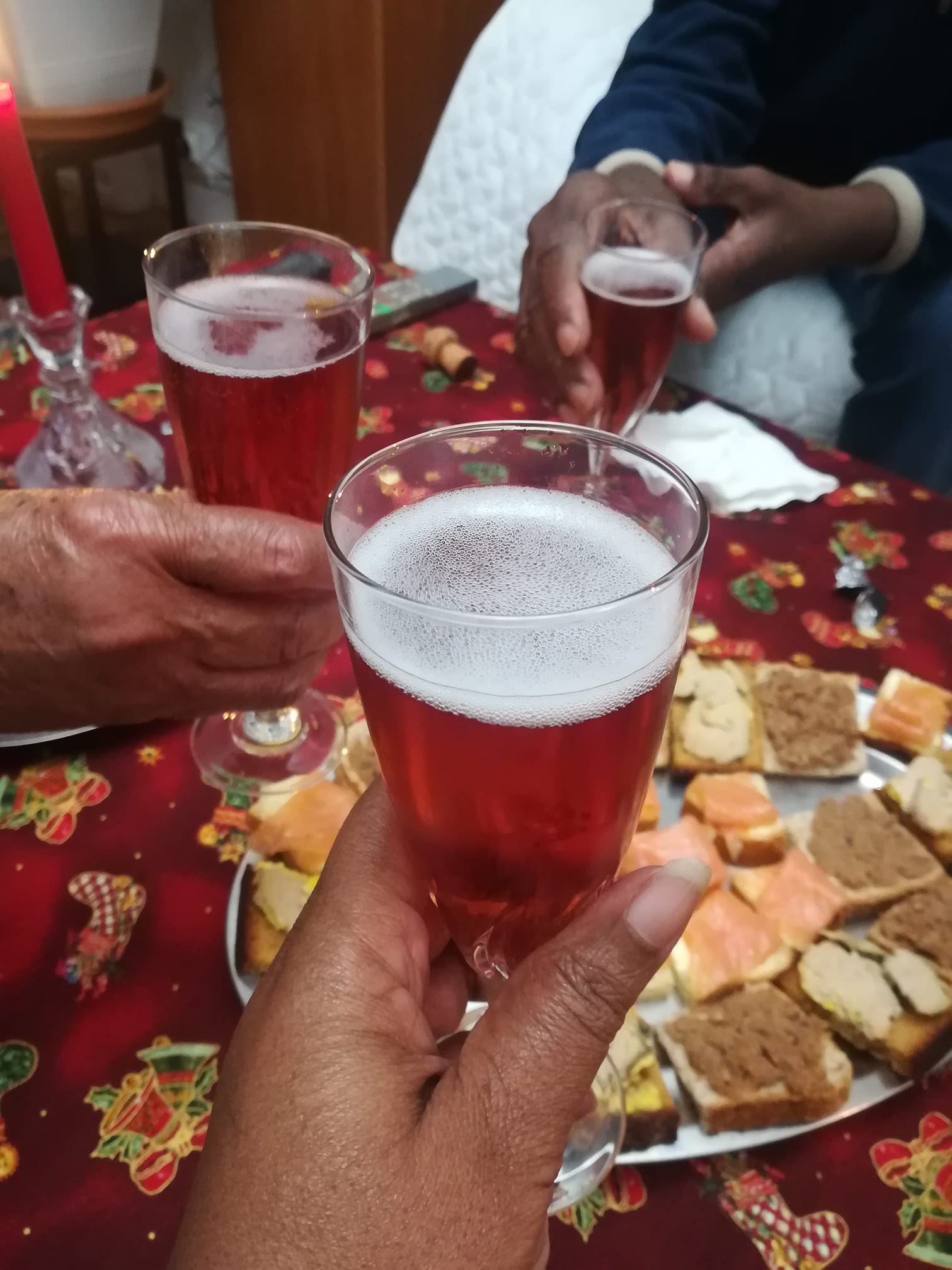 cette image représente Nathalyne qui trinque à votre santé pour la nouvelle année.