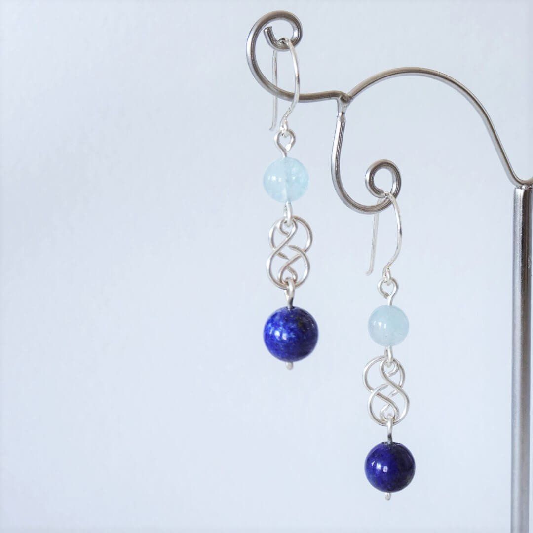 cette image représente une paire de boucles d'oreilles en argent et pierres naturelles aigue-marine et lapis-lazuli. www.nathalyne.fr