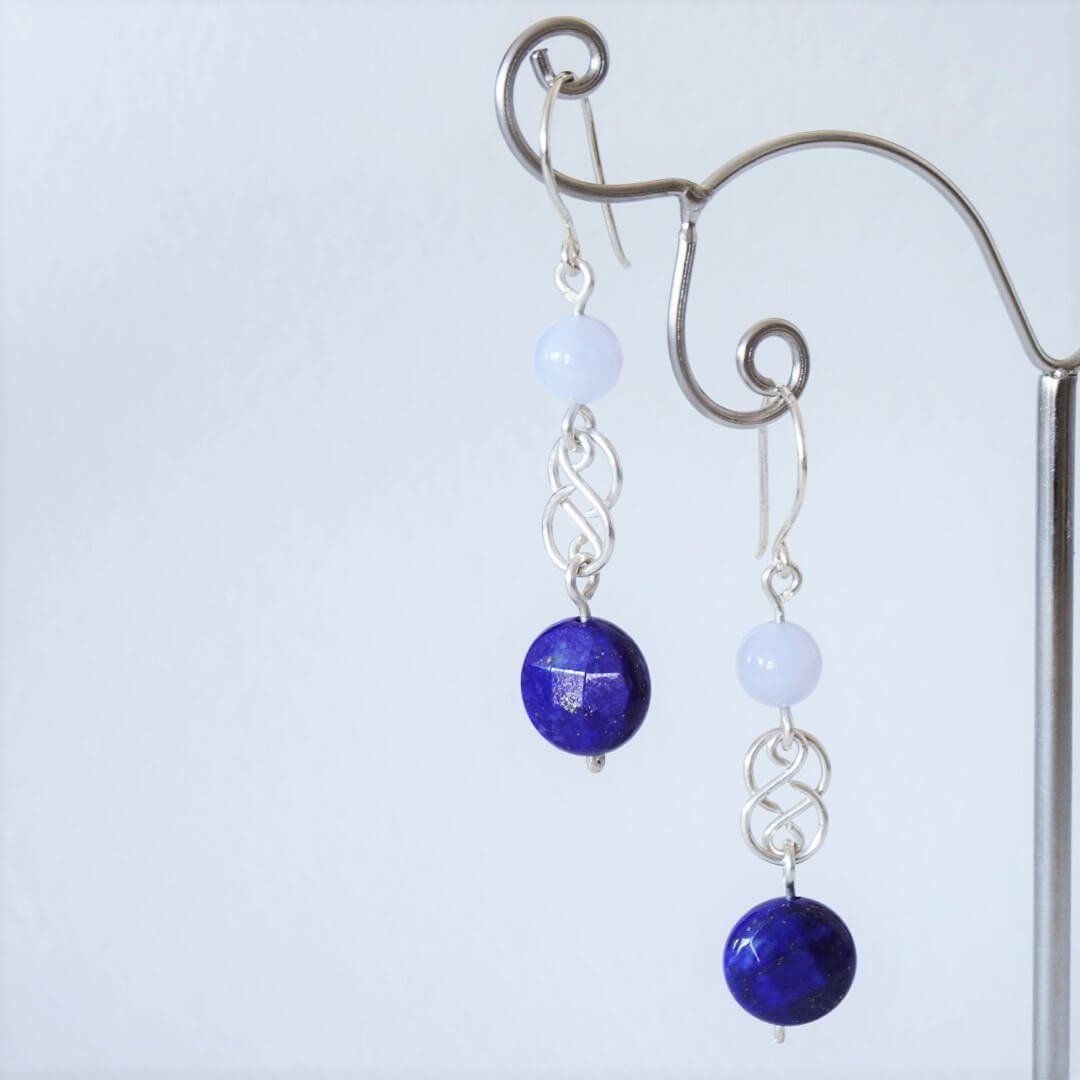 cette photo montre des boucles d'oreilles en calcédoine bleue, lapis-lazuli et argent. www.nathalyne.fr