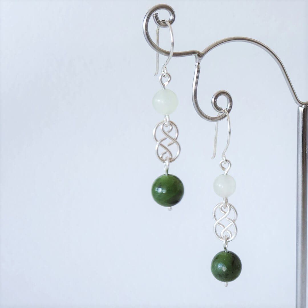 cette photo montre une paire de boucles d'oreilles en argent, jade néphrite et serpentine verte. Création Nathalyne www.nathalyne.fr