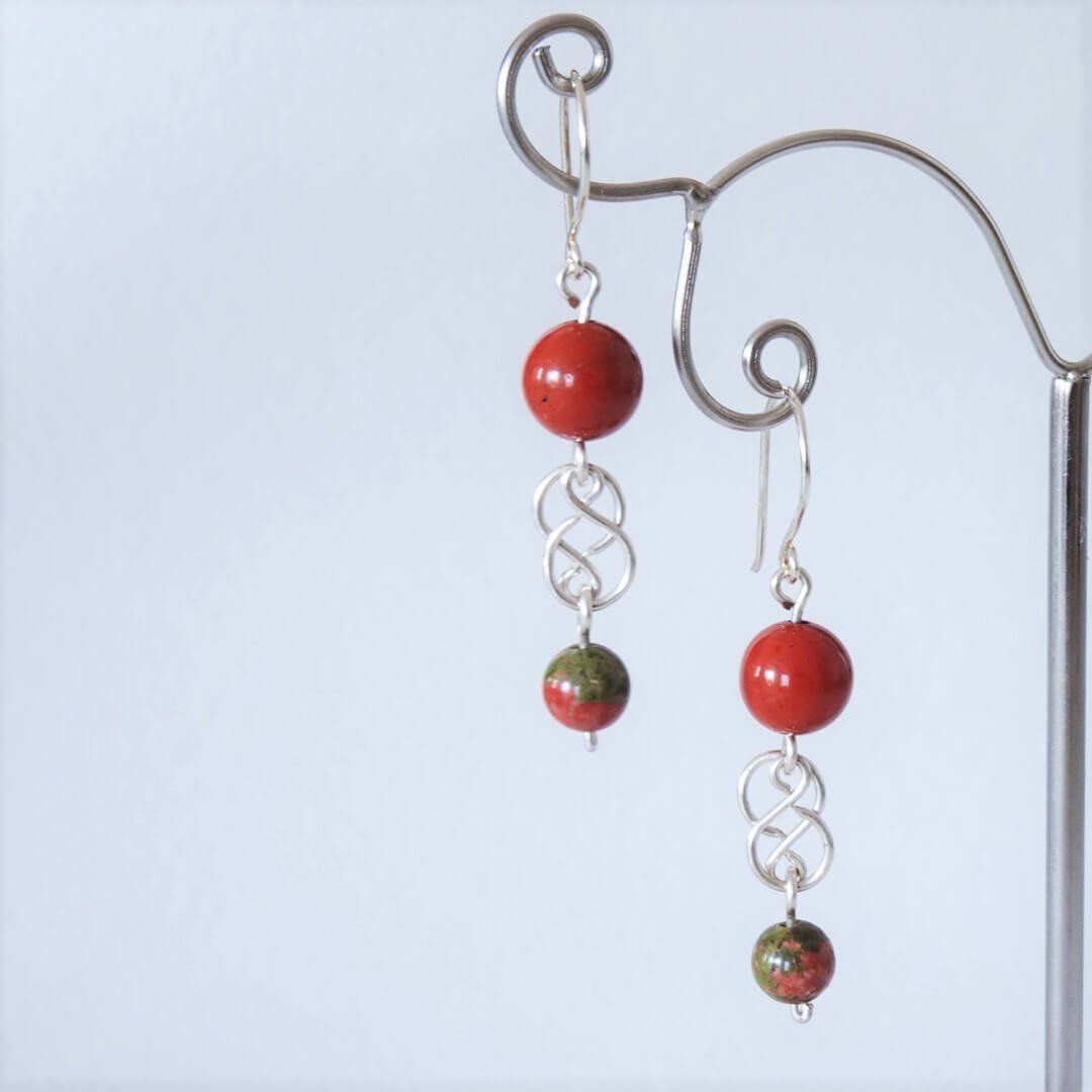cette photo montre une paire de boucles d'oreilles en argent, jaspe rouge et unakite, fabriquée main par Nathalie COUTENAY, créatrice de la marque Nathalyne. www.nathalyne.fr