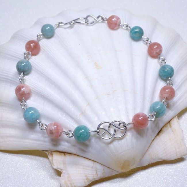 Cette image représente un bracelet en amazonite et rhodochrosite sur argent massif fabriqué par Nathalyne. www.nathalyne.fr