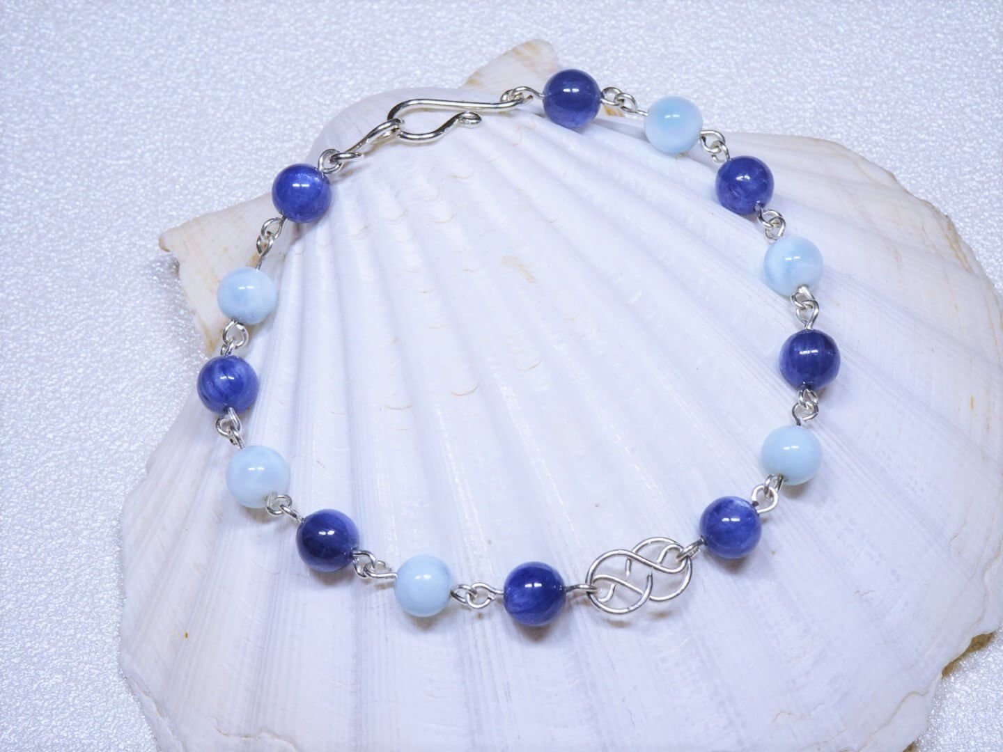 Cette photo représente un bracelet en argent, cyanite et larimar fabriqué par Nathalyne