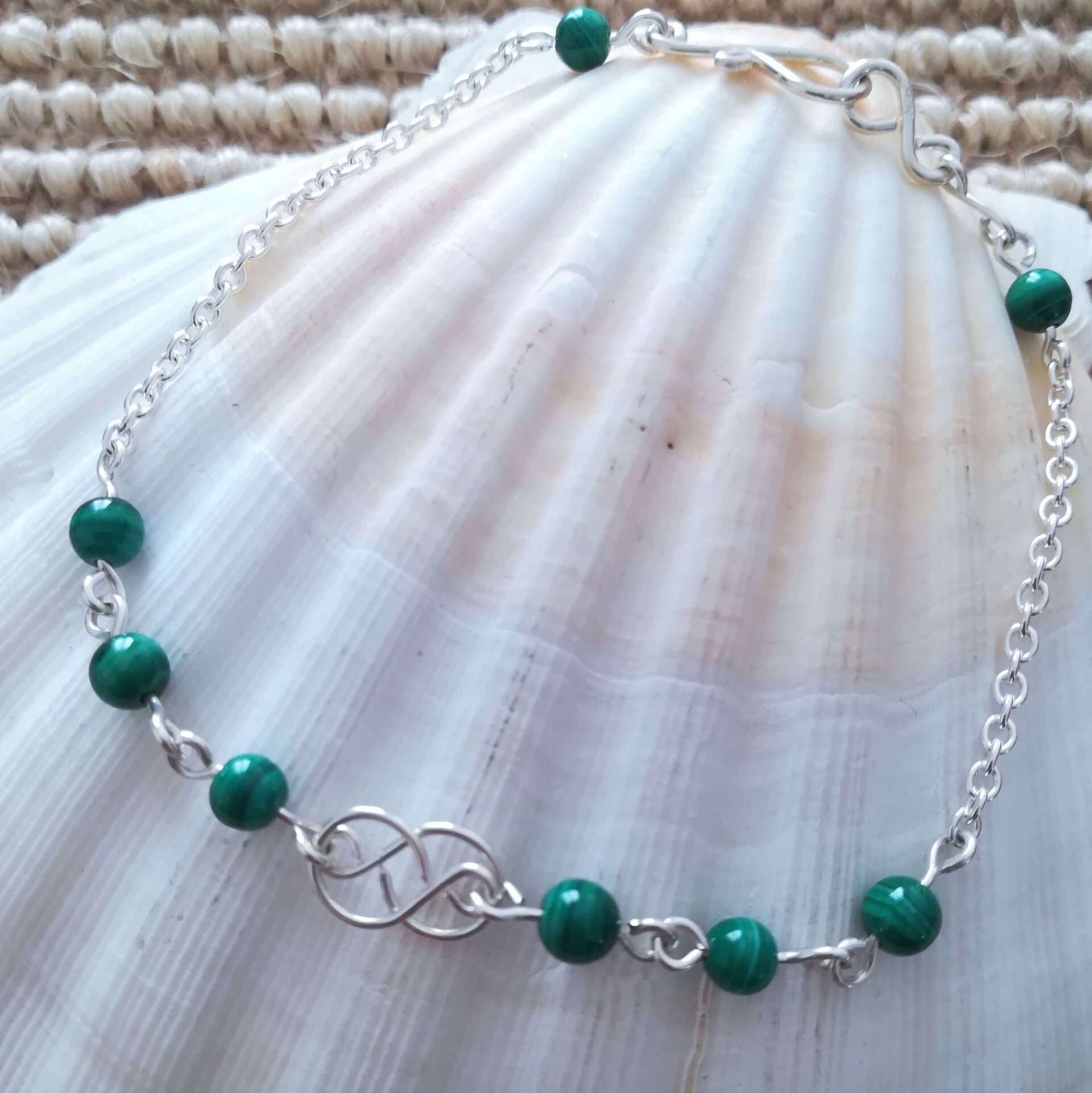 Cette image représente un bracelet en argent et malachite fabriqué par Nathalyne