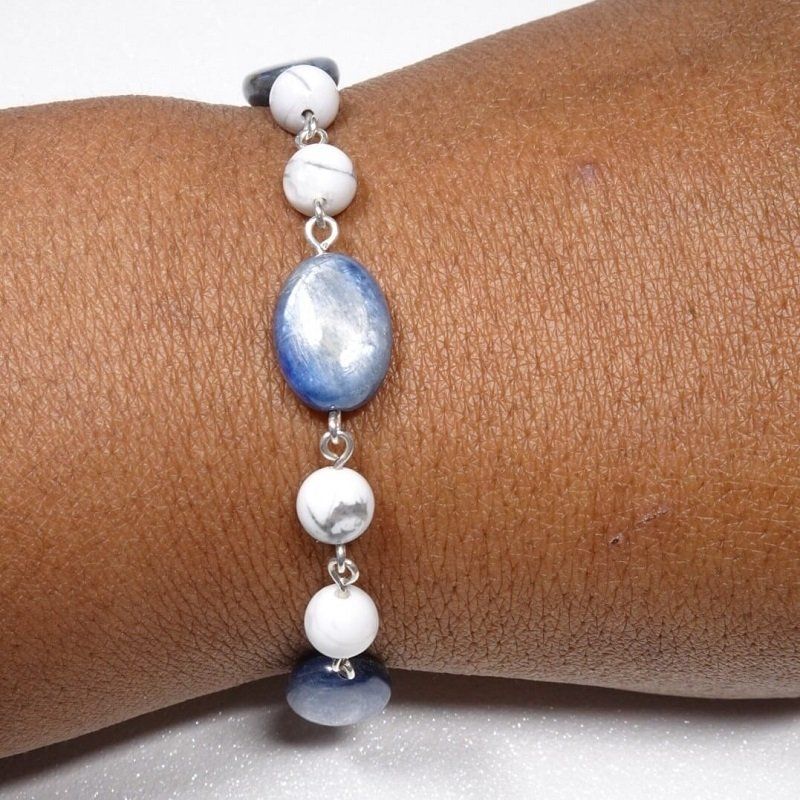 cette photo montre un bracelet en argent, cyanite et howlite, fabriqué à la main par Nathalyne.