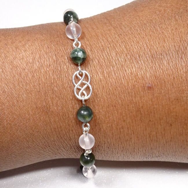 Cette image représente un bracelet en pierre pour lâcher-prise en quartz rose, séraphinite et argent massif, fabriqué à la main par Nathalyne, artisane bijoutière près de Toulouse en Occitanie. www.nathalyne.fr