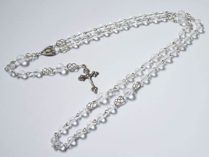 Cette image représente un chapelet catholique en argent et cristal de roche fabriqué à la main par Nathalyne artisane bijoutière en Occitanie. www.nathalyne.fr