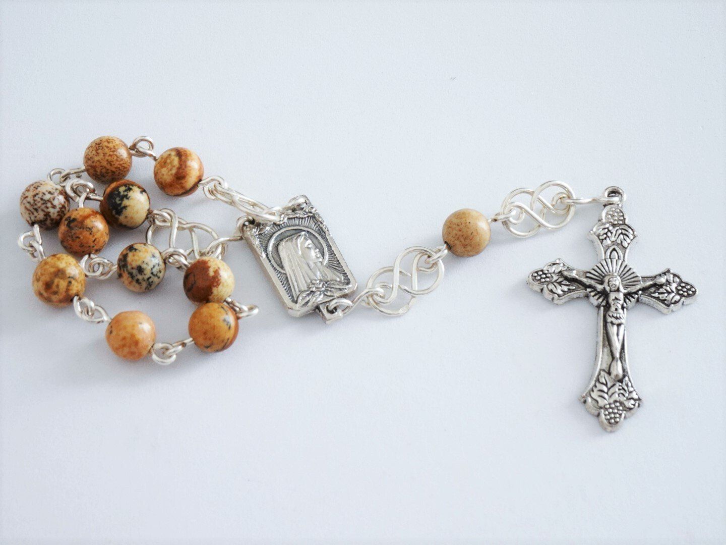 cette photo montre un chapelet dizainier en argent et jaspe paysage fabriqué par Nathalyne, artisane bijoutière en Occitanie. www.nathalyne.fr