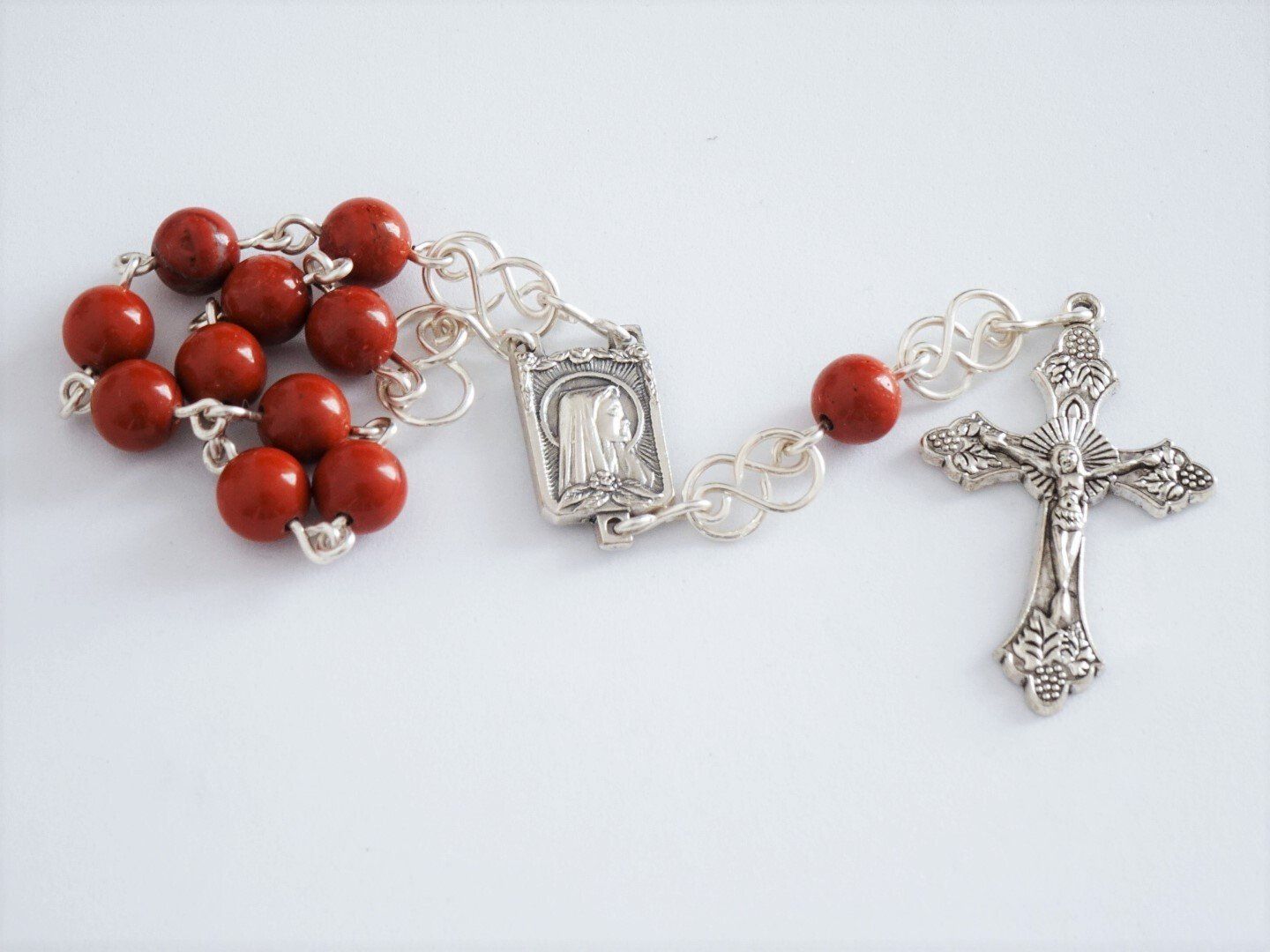 Chapelet dizainier jaspe rouge en argent à retrouver sur www.nathalyne.fr