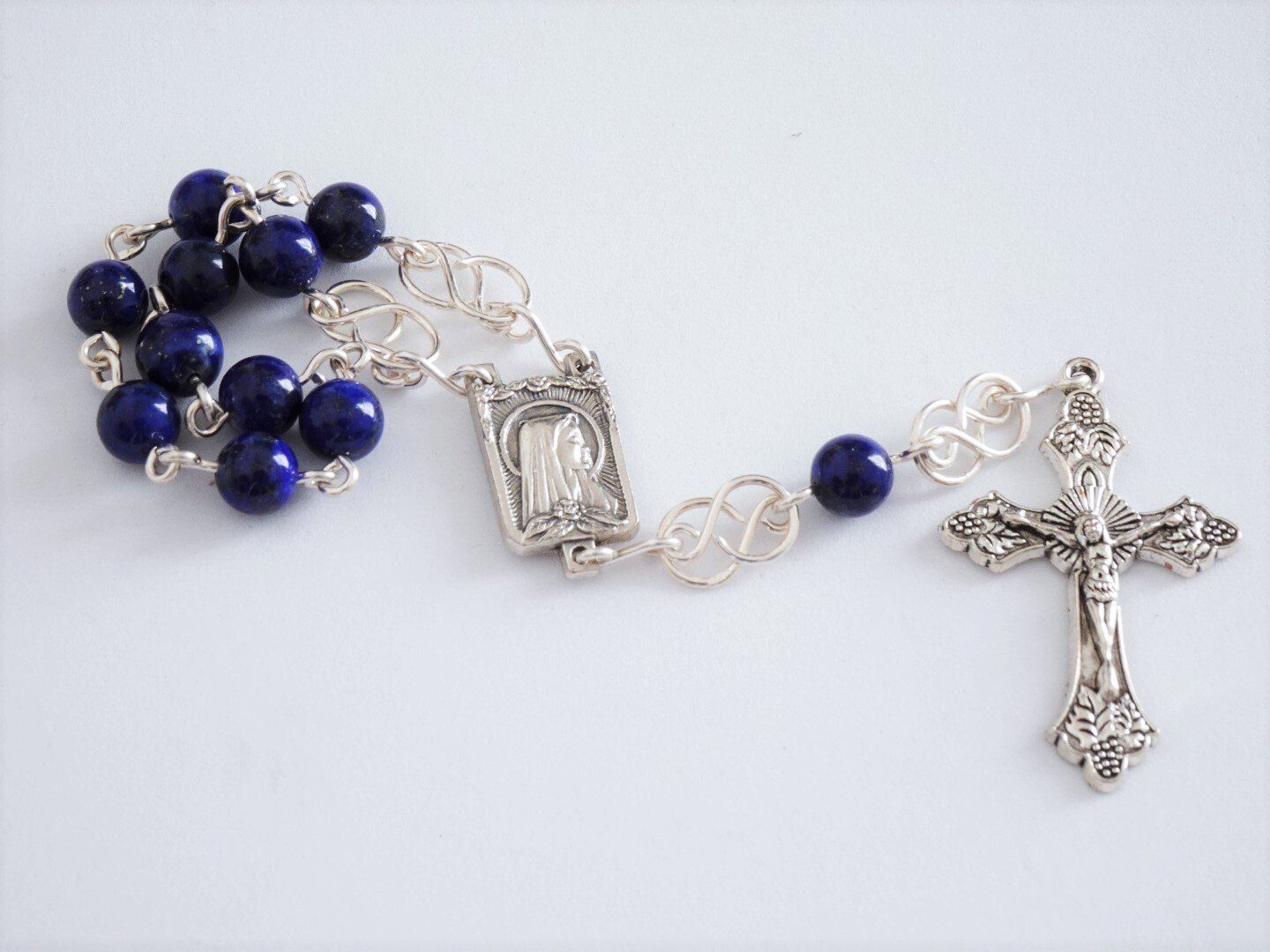photo d'un chapelet dizainier en lapis-lazuli et argent fabriqué main en Occitanie par Nathalyne. www.nathalyne.fr