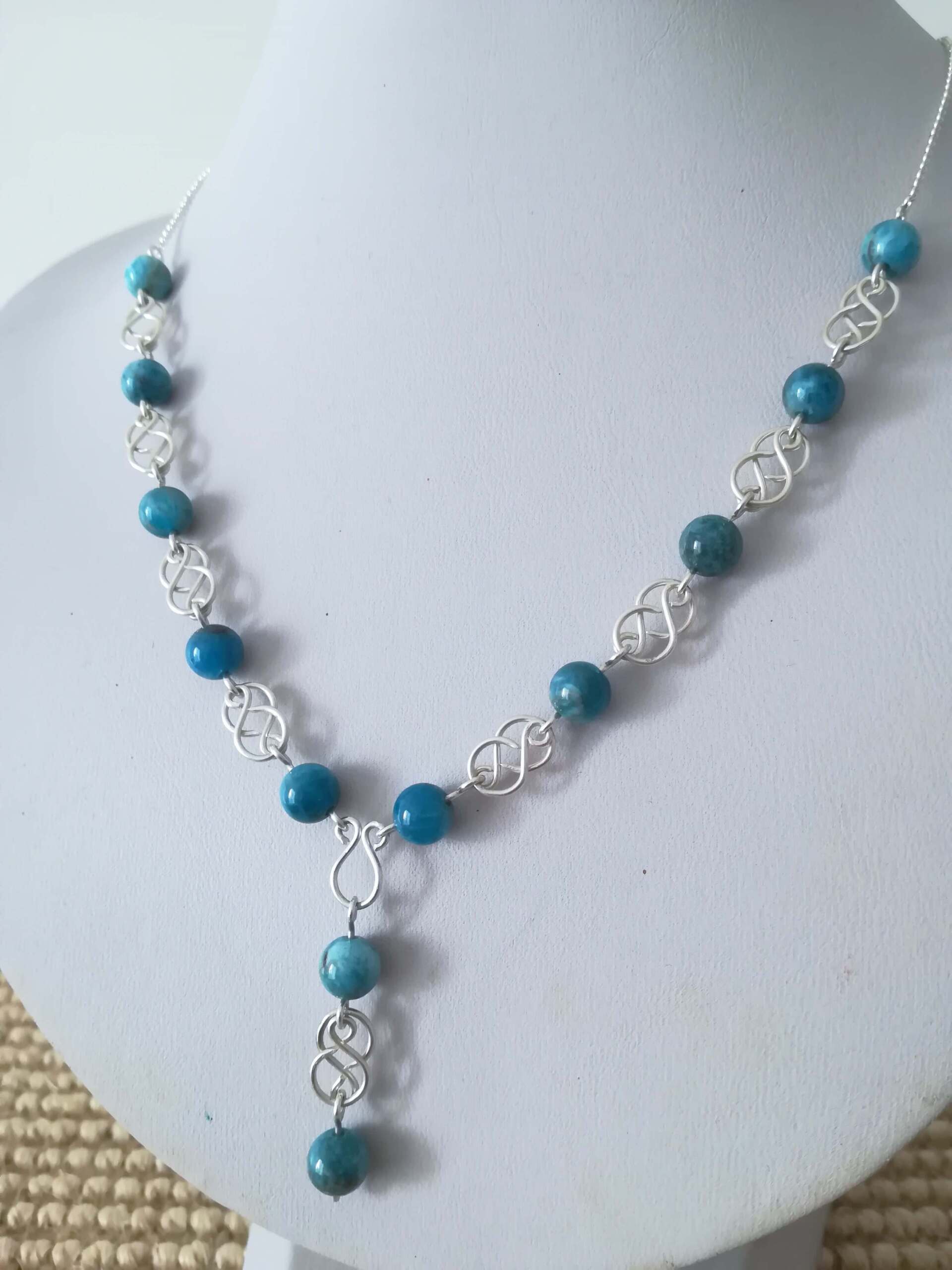 Collier en argent et apatite bleue fabriqué à la main par Nathalyne Nathalie COUTENAY. www.nathalyne.fr