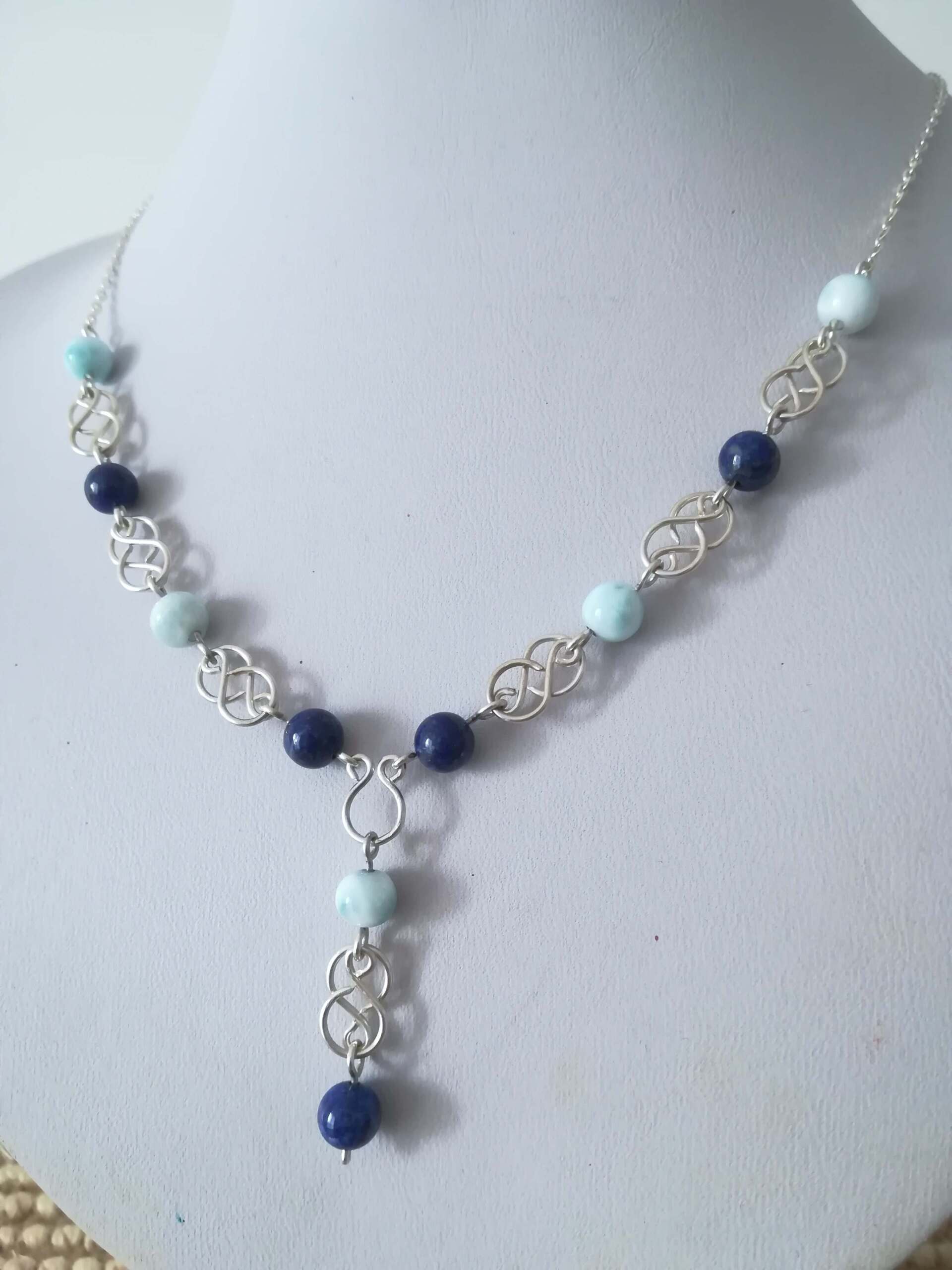 cette image représente un collier en argent, lapis-lazuli et larimar fabriqué à la main par Nathalyne